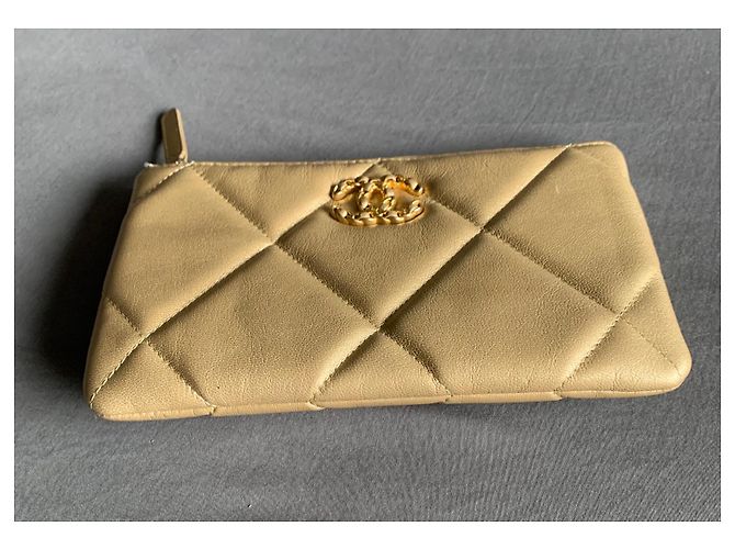 Chanel 19 Pochette in Pelle Oro D'oro - vista 8