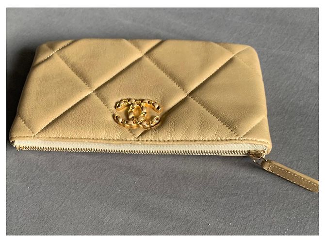 Chanel 19 Pochette in Pelle Oro D'oro - vista 9