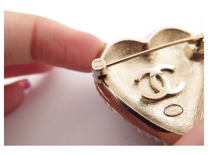 NUOVA SPILLA CHANEL LOGO CUORE CC E STRASS NERI IN METALLO ORO NUOVA SPILLA Nero - vista 3
