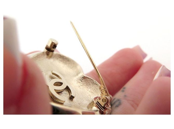 NUOVA SPILLA CHANEL LOGO CUORE CC E STRASS NERI IN METALLO ORO NUOVA SPILLA Nero - vista 5