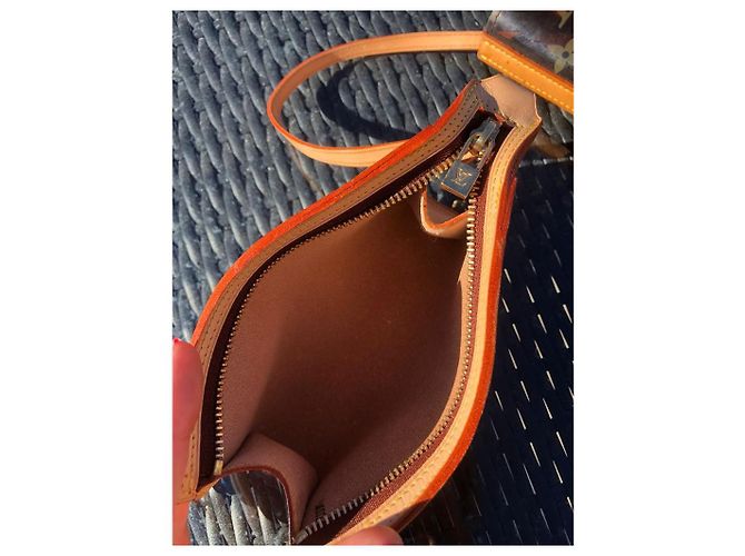 Borsa tote Louis Vuitton Monogram Vinyl Ambre Cruise Marrone chiaro Marrone scuro - vista 14