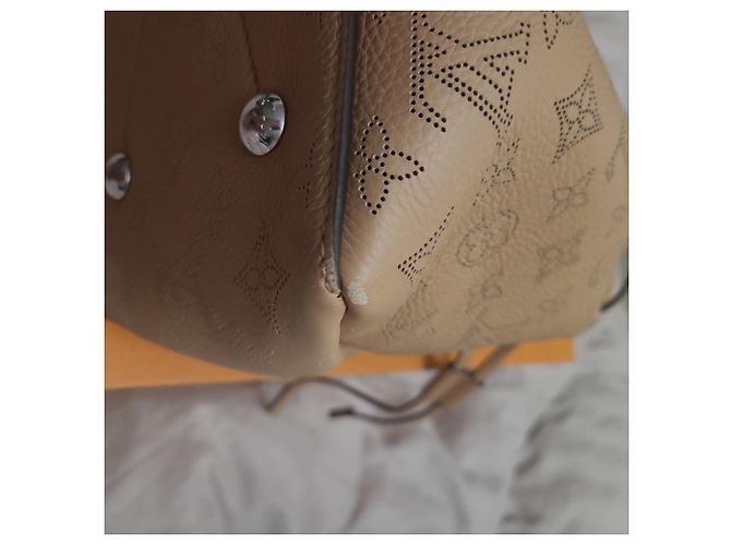 Louis Vuitton Bella Tote Mahina Pelle Eggshell Bianco sporco - vista 16