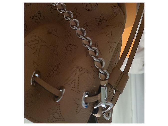 Louis Vuitton Bella Tote Mahina Pelle Eggshell Bianco sporco - vista 19