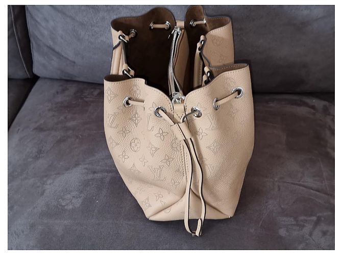 Louis Vuitton Bella Tote Mahina Pelle Eggshell Bianco sporco - vista 2