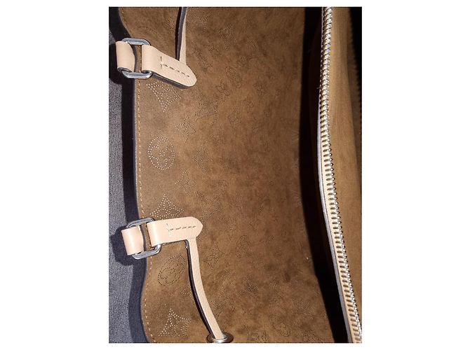 Louis Vuitton Bella Tote Mahina Pelle Eggshell Bianco sporco - vista 8