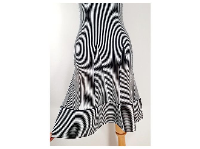 Autre Marque NIKKIE Elastisches gestreiftes Kleid Schwarz Weiß - Ansicht 4