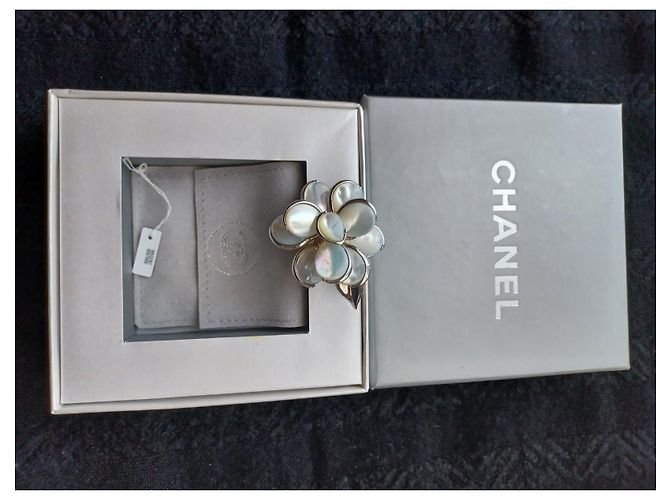 Chanel Spilla Camelia in argento e madreperla Crudo - vista 2