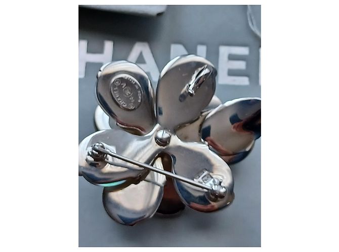 Chanel Spilla Camelia in argento e madreperla Crudo - vista 3