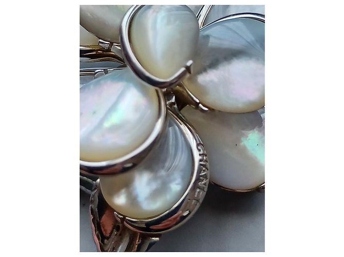 Chanel Spilla Camelia in argento e madreperla Crudo - vista 4