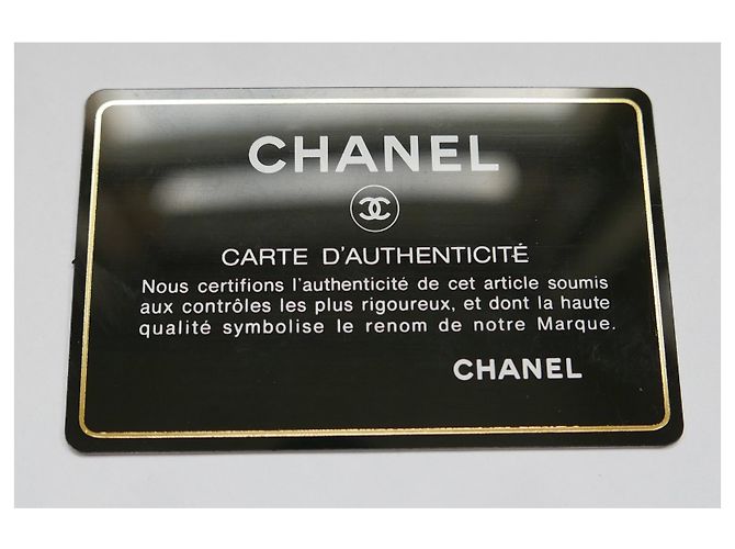 Bolso con solapa Classique de cuero perforado en beige de Chanel - vista 12