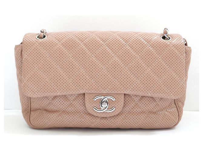 Bolso con solapa Classique de cuero perforado en beige de Chanel - vista 2