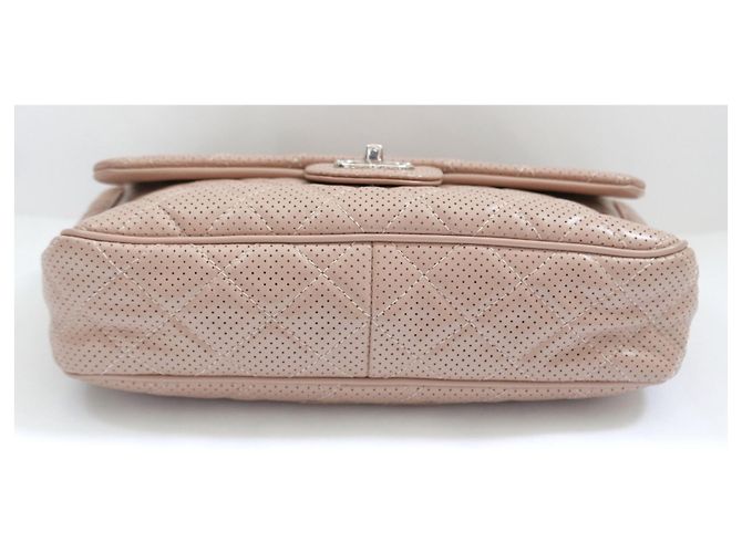 Bolso con solapa Classique de cuero perforado en beige de Chanel - vista 3