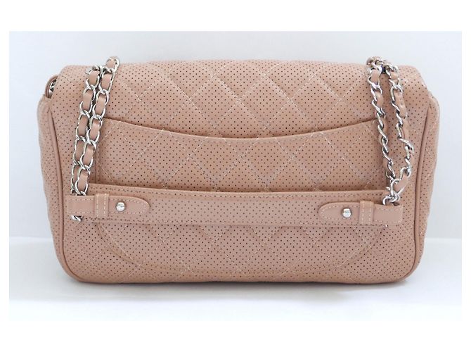 Bolso con solapa Classique de cuero perforado en beige de Chanel - vista 4