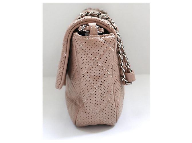Bolso con solapa Classique de cuero perforado en beige de Chanel - vista 5