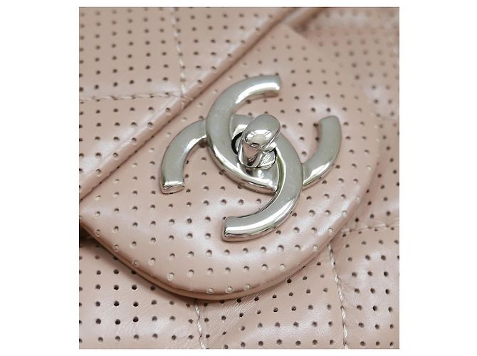 Bolso con solapa Classique de cuero perforado en beige de Chanel - vista 6