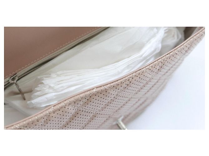 Bolso con solapa Classique de cuero perforado en beige de Chanel - vista 7