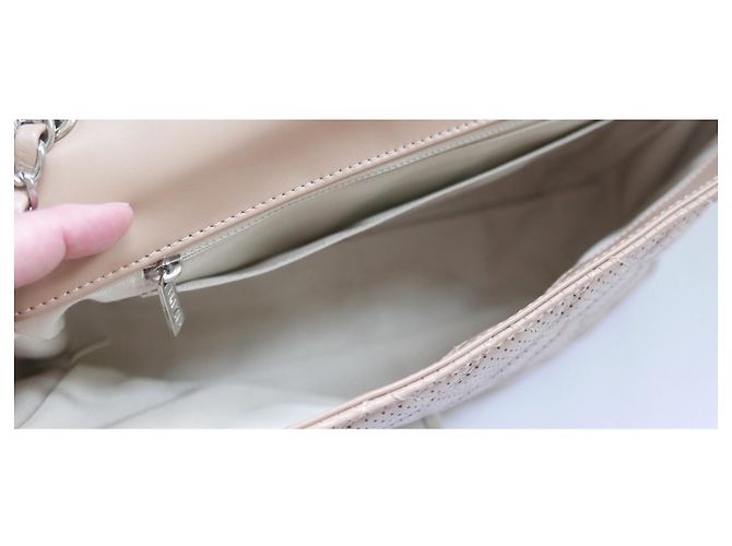 Bolso con solapa Classique de cuero perforado en beige de Chanel - vista 8