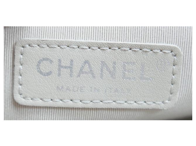 Bolso con solapa Classique de cuero perforado en beige de Chanel - vista 9