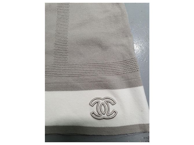Chanel T-Shirt mit gesticktem CC-Logo weiß grau - Ansicht 2
