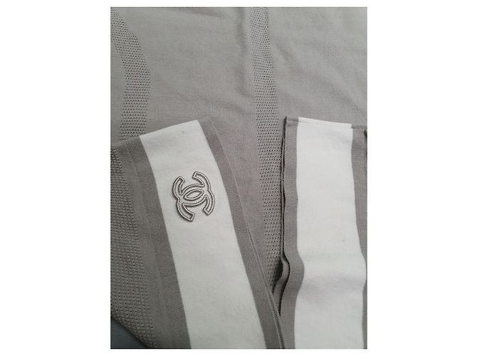 Chanel T-Shirt mit gesticktem CC-Logo weiß grau - Ansicht 4