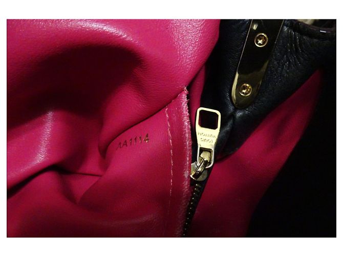 BORSA CAPUCINES LOUIS VUITTON TAURILLON IN PELLE Nero - vista 5