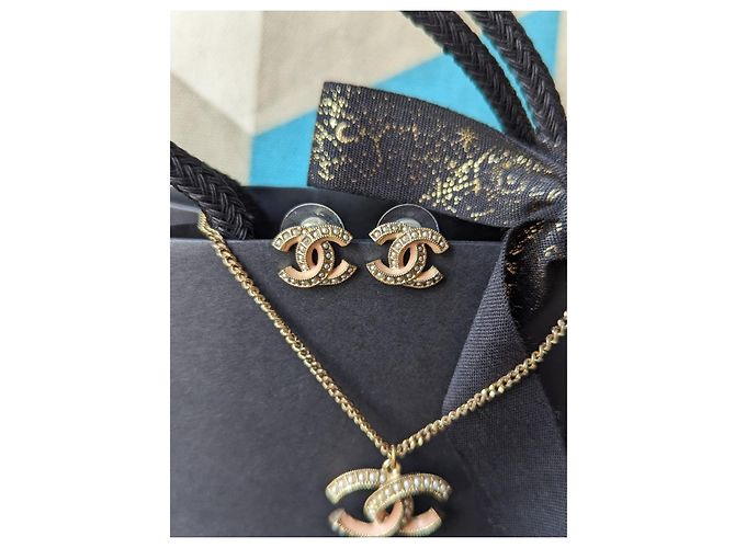 Chanel CC A19S logo perla classica GHW set collana orecchini smaltati rosa D'oro - vista 11