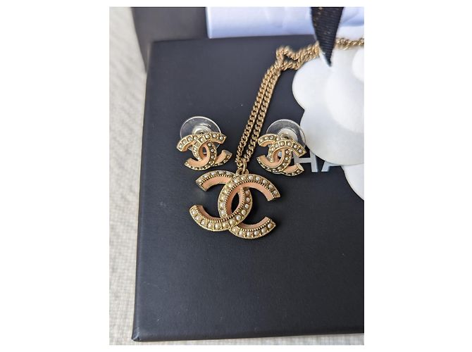 Chanel CC A19S logo perla classica GHW set collana orecchini smaltati rosa D'oro - vista 2