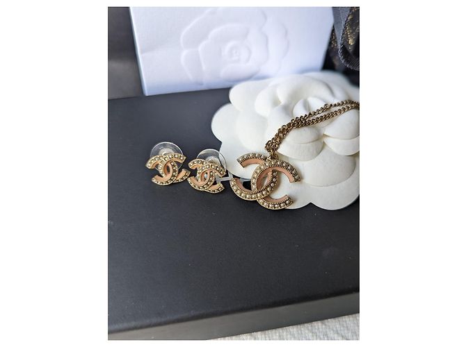 Chanel CC A19S logo perla classica GHW set collana orecchini smaltati rosa D'oro - vista 3