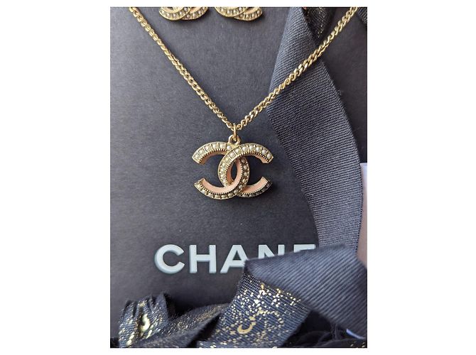 Chanel CC A19S logo perla classica GHW set collana orecchini smaltati rosa D'oro - vista 7