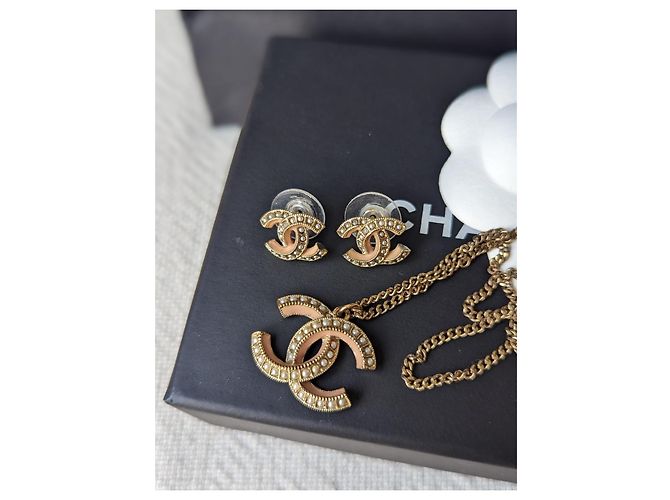 Chanel CC A19S logo perla classica GHW set collana orecchini smaltati rosa D'oro - vista 8
