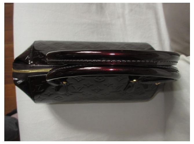 Louis Vuitton Sherwood  en cuir verni amarante Bordeaux - vue 10