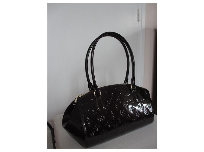 Louis Vuitton Sherwood  en cuir verni amarante Bordeaux - vue 2
