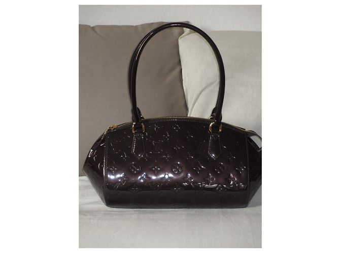 Louis Vuitton Sherwood  en cuir verni amarante Bordeaux - vue 3