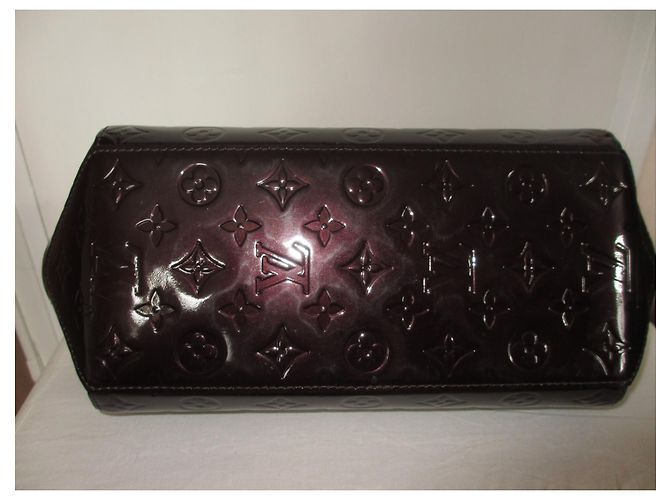 Louis Vuitton Sherwood  en cuir verni amarante Bordeaux - vue 4