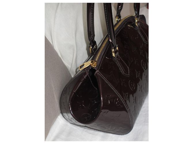 Louis Vuitton Sherwood  en cuir verni amarante Bordeaux - vue 8