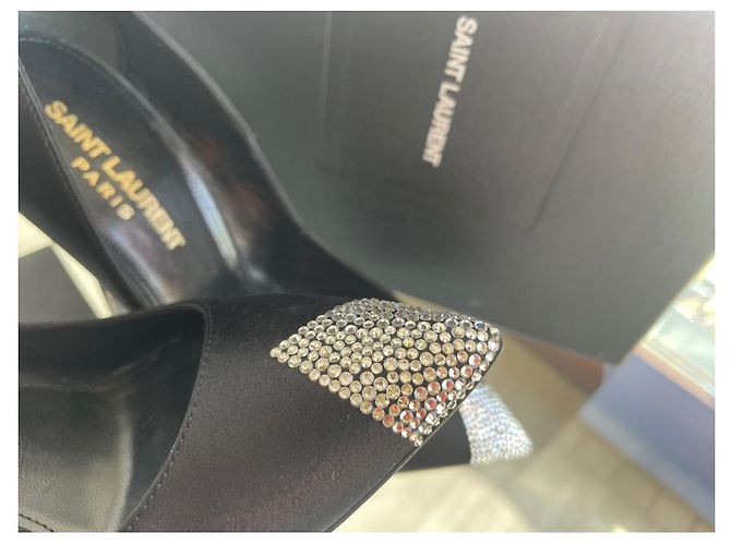 Yves Saint Laurent Torre 110 DÉCOLLETÉ NERO SATINATO E CRISTALLI BIANCHI Metallico - vista 9