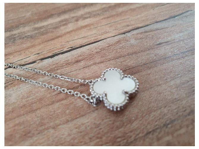 Collier Pendentif Van Cleef & Arpels Alhambra Or Blanc Argenté - vue 3