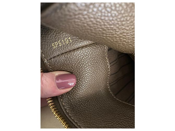 Louis Vuitton Audacieuse Gm Marrone Pelle Empreinte - vista 17