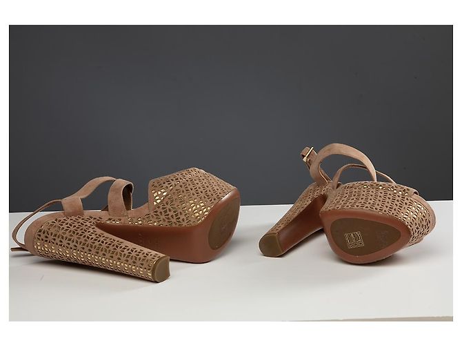 Sandali Alaïa in pelle oro e camoscio beige D'oro - vista 6