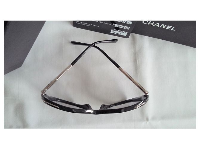 Chanel Modell 2011 in ausgezeichnetem Zustand - silberne Bügel mit dem CC-Logo versehen. Schwarz - Ansicht 12