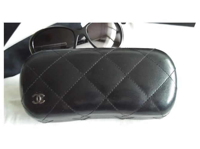 Chanel Modell 2011 in ausgezeichnetem Zustand - silberne Bügel mit dem CC-Logo versehen. Schwarz - Ansicht 14
