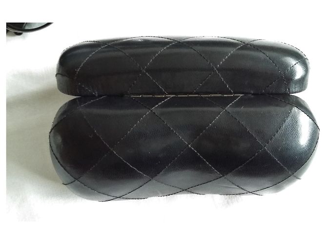 Chanel Modell 2011 in ausgezeichnetem Zustand - silberne Bügel mit dem CC-Logo versehen. Schwarz - Ansicht 15