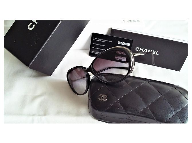 Chanel Modell 2011 in ausgezeichnetem Zustand - silberne Bügel mit dem CC-Logo versehen. Schwarz - Ansicht 2