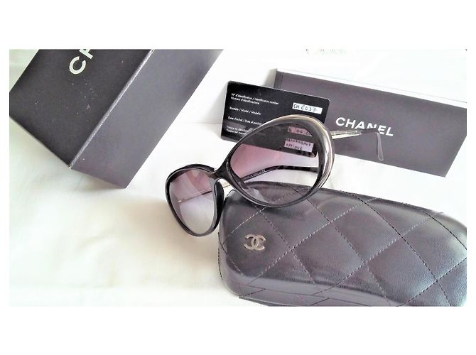 Chanel Modell 2011 in ausgezeichnetem Zustand - silberne Bügel mit dem CC-Logo versehen. Schwarz - Ansicht 3