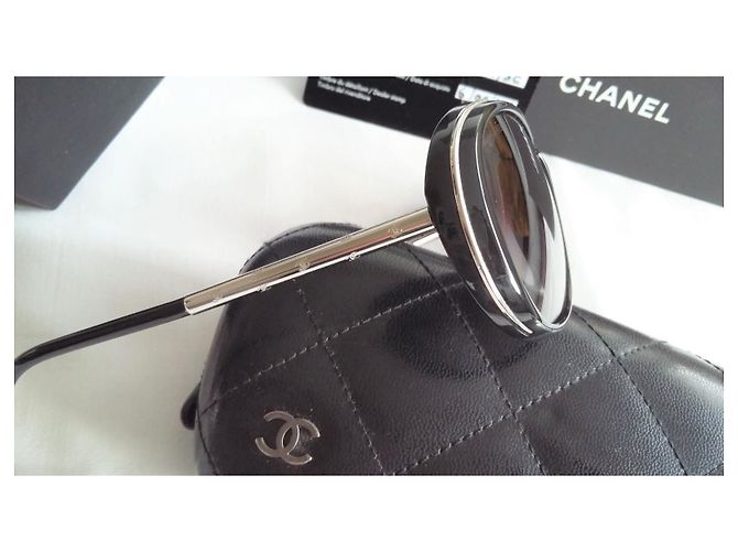 Chanel Modell 2011 in ausgezeichnetem Zustand - silberne Bügel mit dem CC-Logo versehen. Schwarz - Ansicht 5