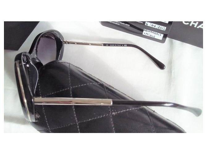 Chanel Modell 2011 in ausgezeichnetem Zustand - silberne Bügel mit dem CC-Logo versehen. Schwarz - Ansicht 8