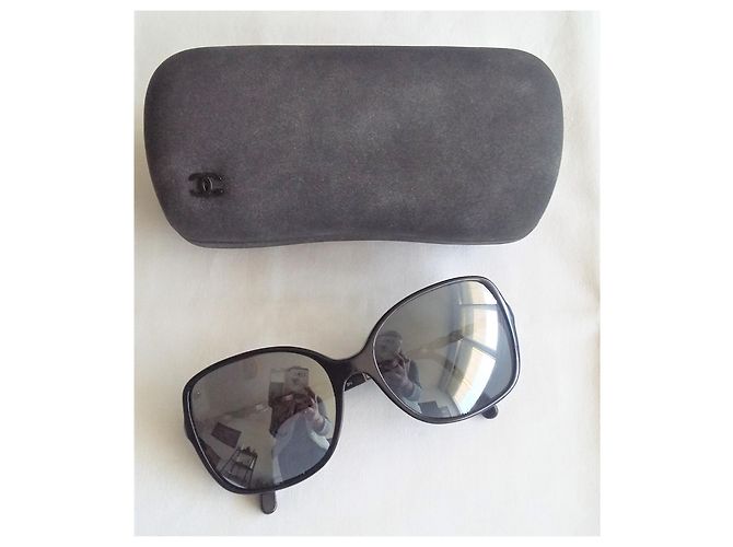 Chanel Vintage Carrées - Kettenbügel/graues Leder mit leichtem Spiegeleffekt der Gläser Schwarz Anthrazitgrau - Ansicht 2