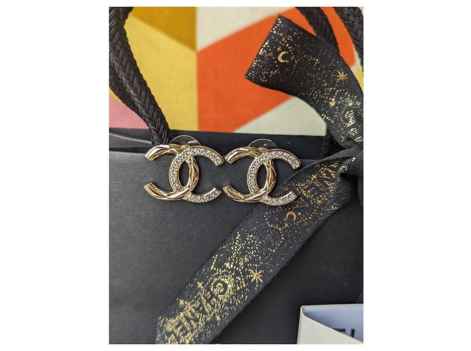 Chanel CC B21V GHW Große Kristall-Logo-Ohrringe mit Kassenzettel Golden - Ansicht 3