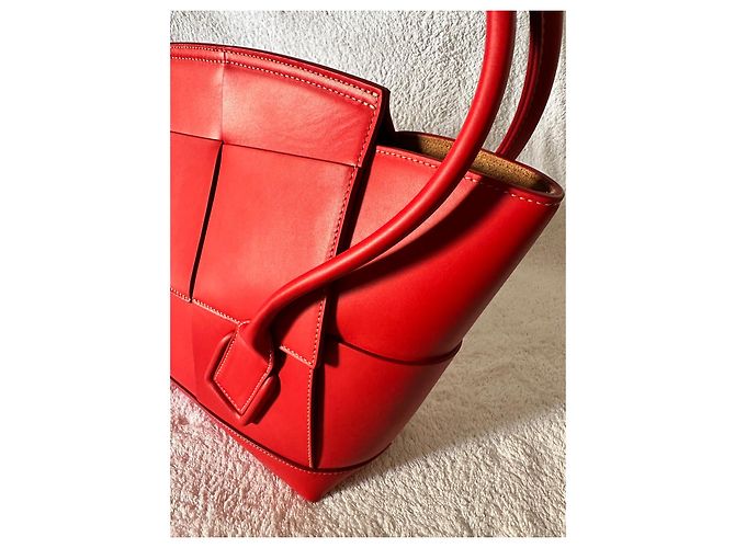 Bottega Veneta Sac Arco Medium de couleur Rouge - vue 10