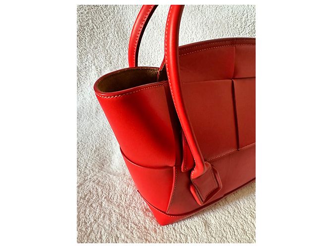 Bottega Veneta Sac Arco Medium de couleur Rouge - vue 11